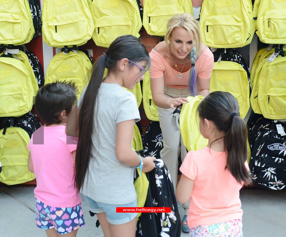 Britney Spears gives children Backpacks 